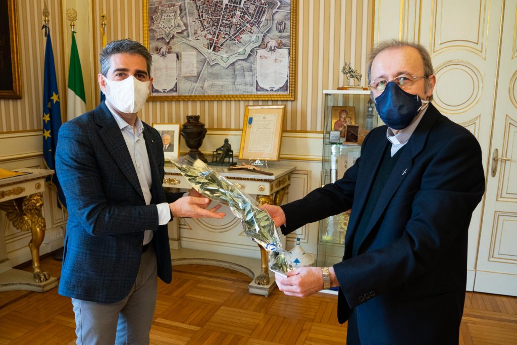 Il vescovo Monsignor Enrico Solmi in Municipio per gli auguri pasquali