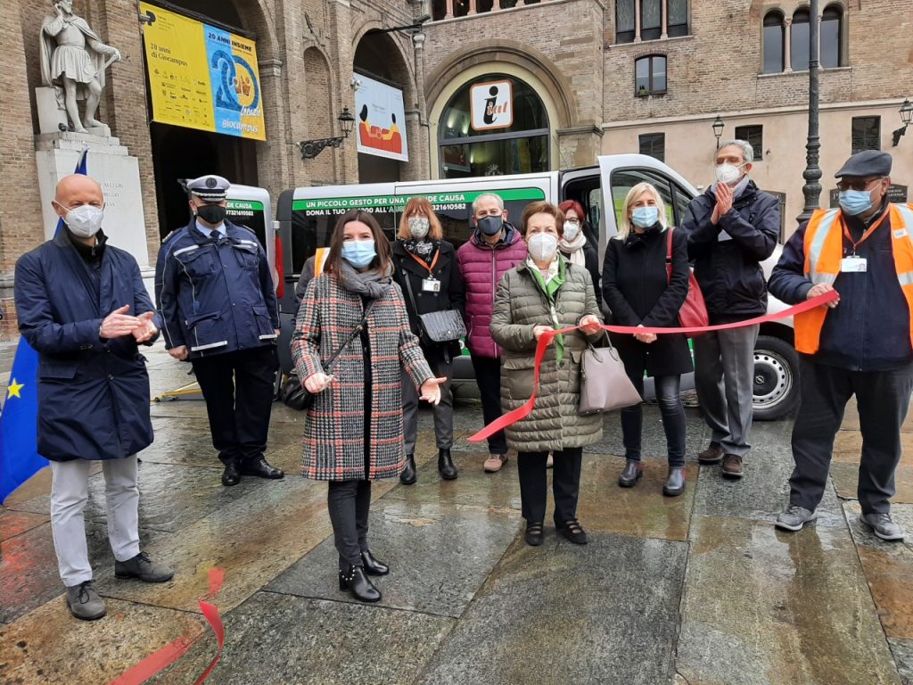 In memoria di Giorgio Grassi donato ad Auser dalla famiglia un van Oper Vivaro adatto al trasporto di persone in carrozzina