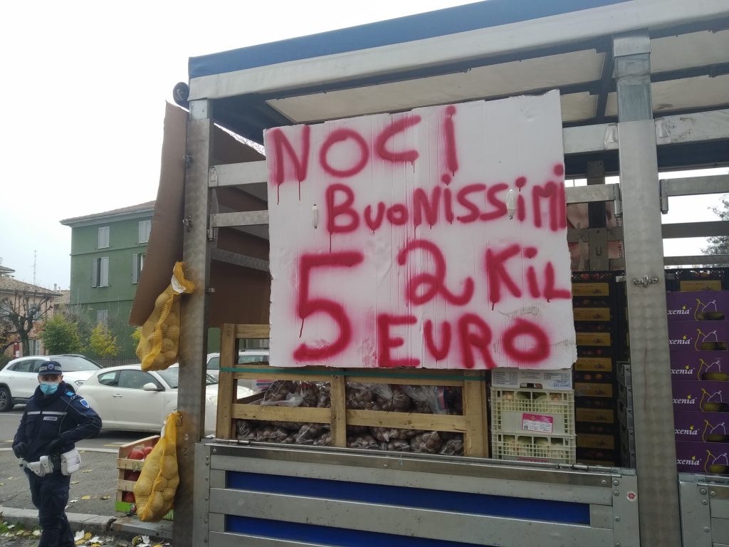 Sequestrata merce per il valore di circa 2000 euro ad un venditore ambulante