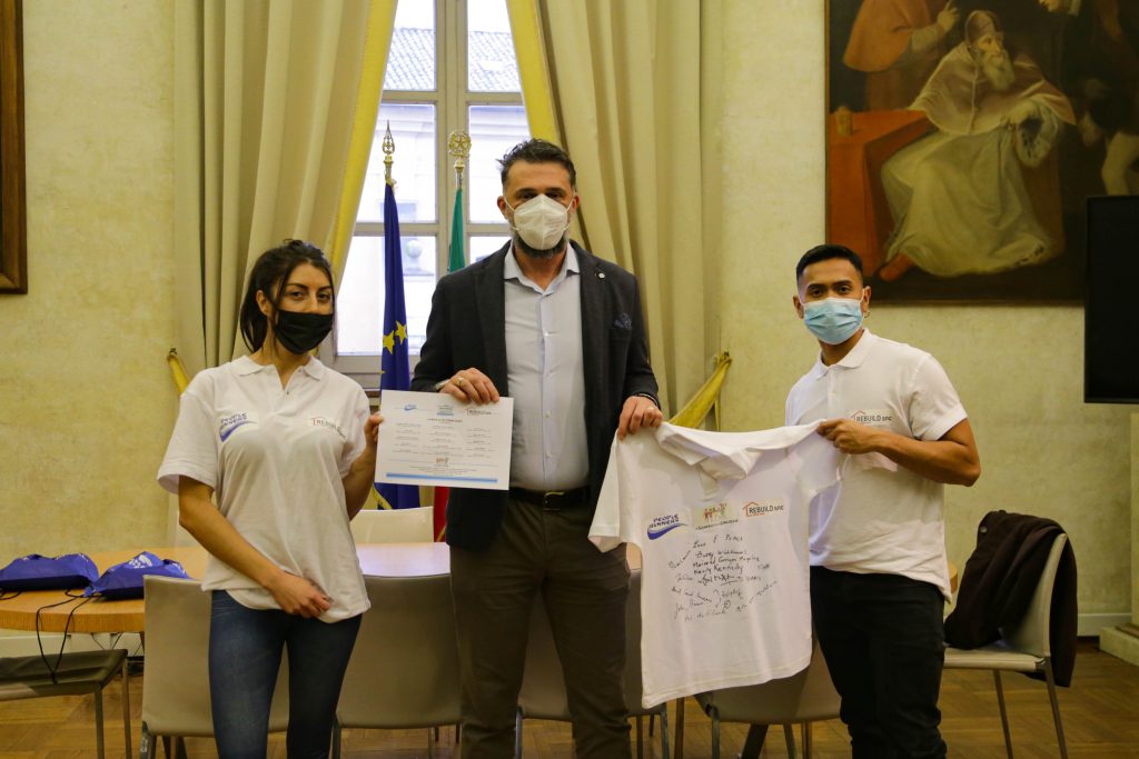 “People Runners” donano a Parma la maglia sottoscritta dai Premi Nobel per la Pace