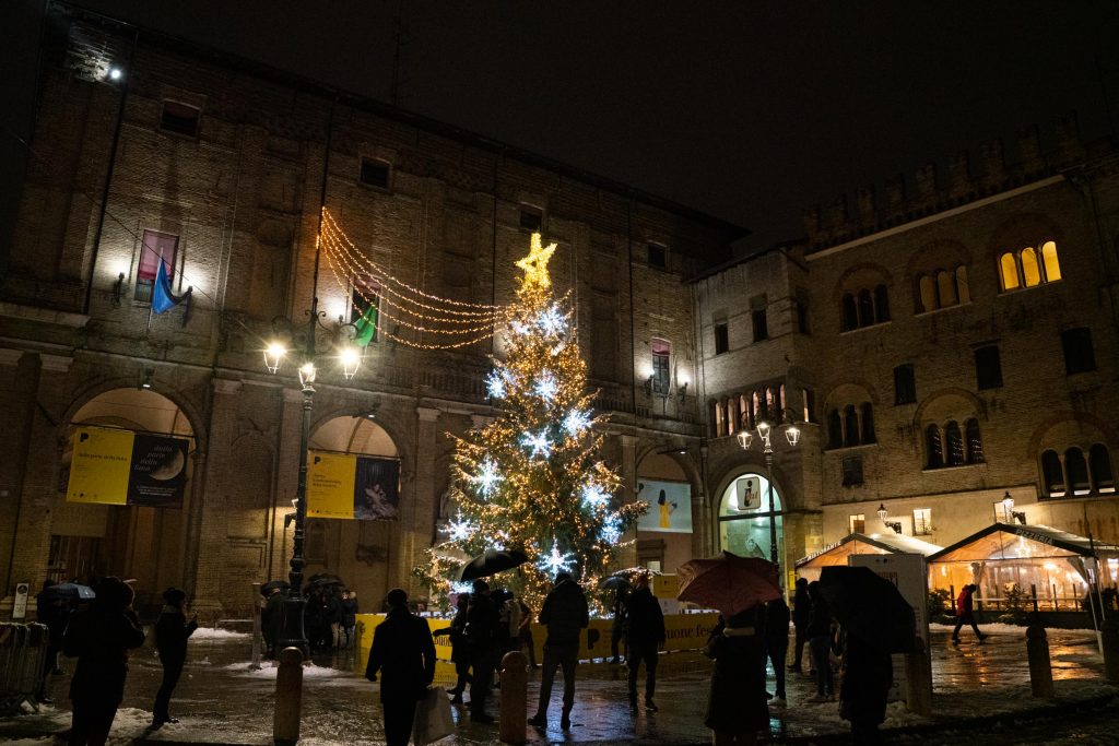 Parma si illumina con il suo Albero di Natale in piazza Garibaldi