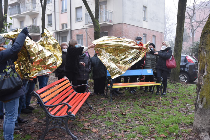 “Portierato Sociale” , in via Olivieri tornano le panchine e hanno i colori di lotta e spera