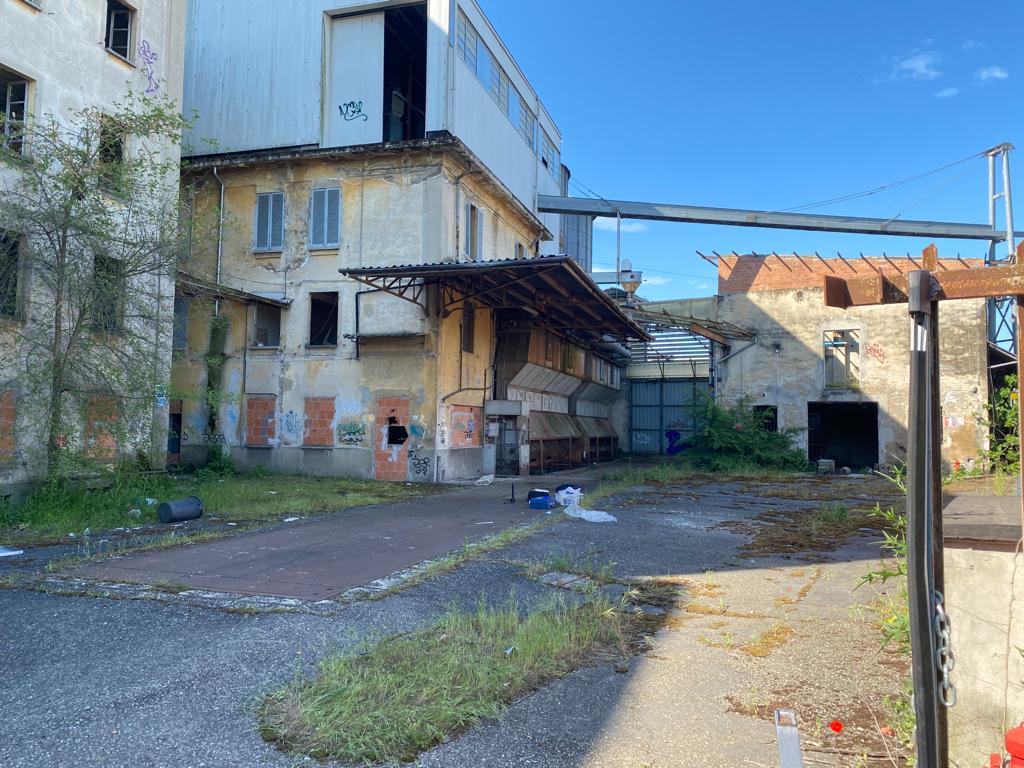 Controlli nella fabbrica abbandonata lungo via Martiri della Liberazione – via Volturno verso Vicofertile. Sanzionati cinque giovani