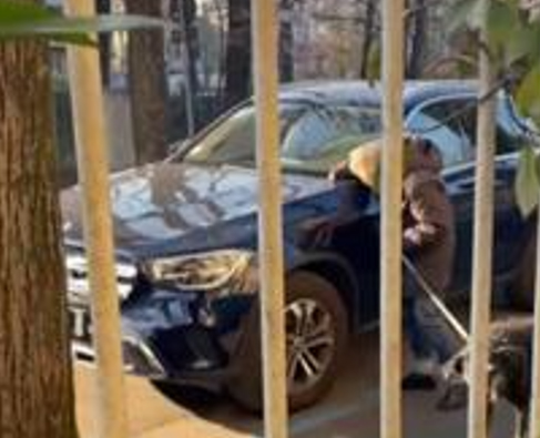 Anziana denunciata a piede libero: inseriva mozziconi accesi nelle auto in sosta