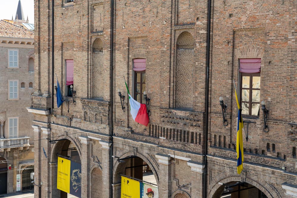 Bandiera del Comune di Parma listata a lutto per onorare la scomparsa del Sindaco di Soragna, Matteo Concari
