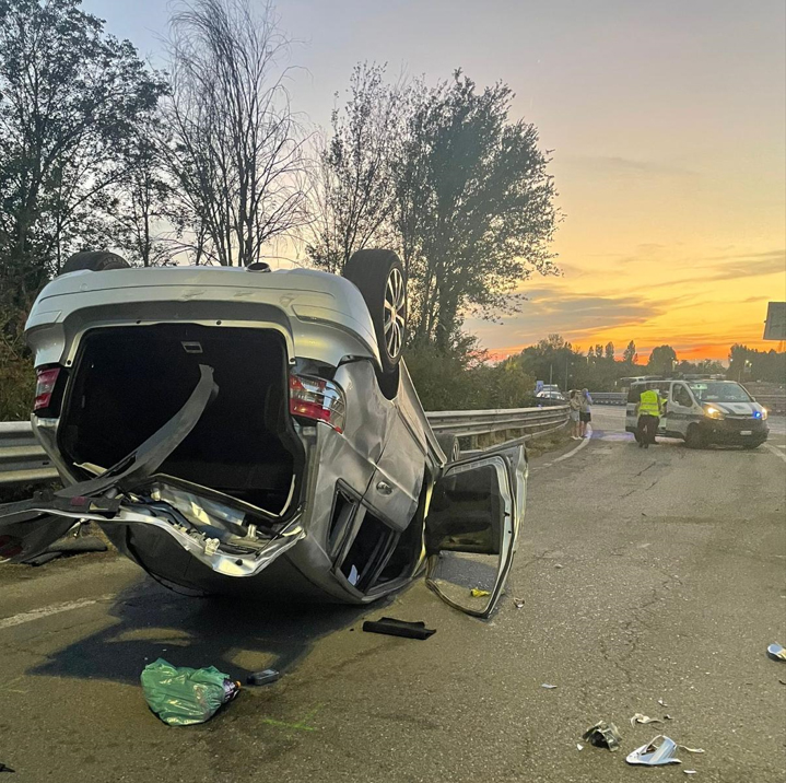 Rocambolesco incidente in tangenziale, auto si ribalta