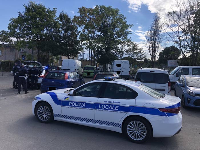 Abbandonano elettrodomestici fuori dal centro di raccolta di via Lazio: sanzionati e denunciati