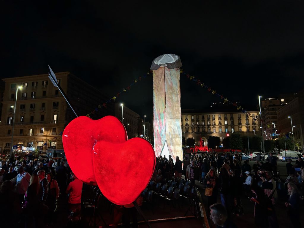 Tra ironia e polemiche inaugurata a Napoli “Tu si ‘na cosa grande” Tra ironia e polemiche inaugurata a Napoli “Tu si ‘na cosa grande”