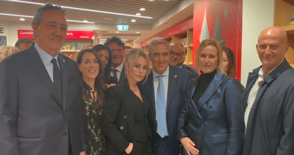 Mondadori inaugura una nuova libreria a Roma, Marina Berlusconi “Hanno un ruolo sociale” Mondadori inaugura una nuova libreria a Roma, Marina Berlusconi “Hanno un ruolo sociale”