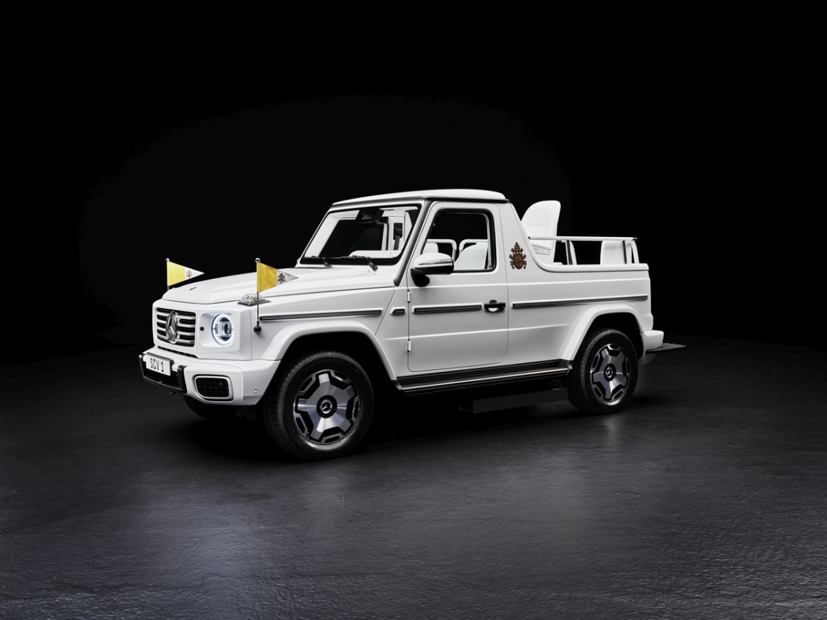 Papa Francesco riceve da Mercedes-Benz la prima “papamobile” elettrica