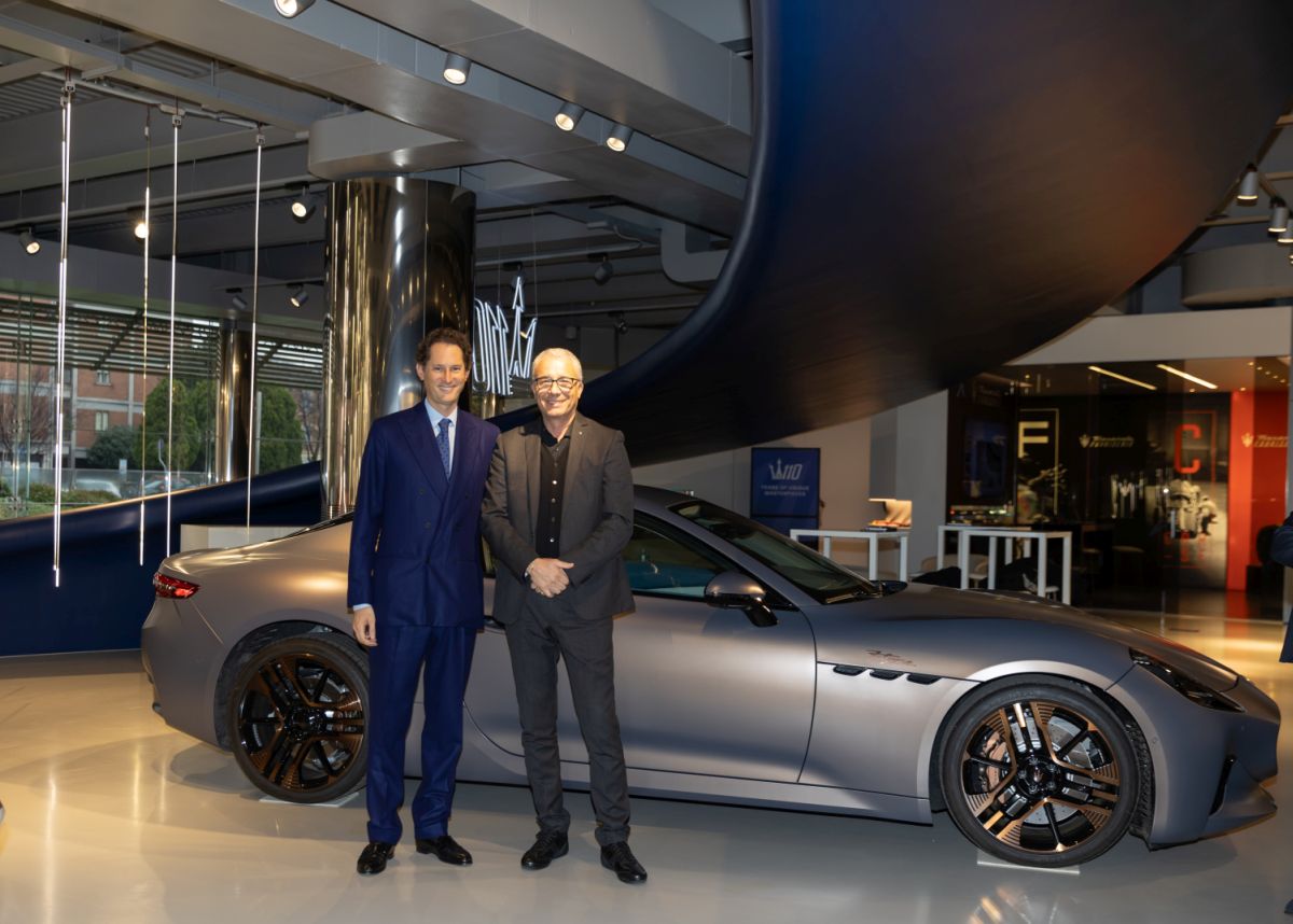 Presidente Stellantis John Elkann in visita alla Maserati