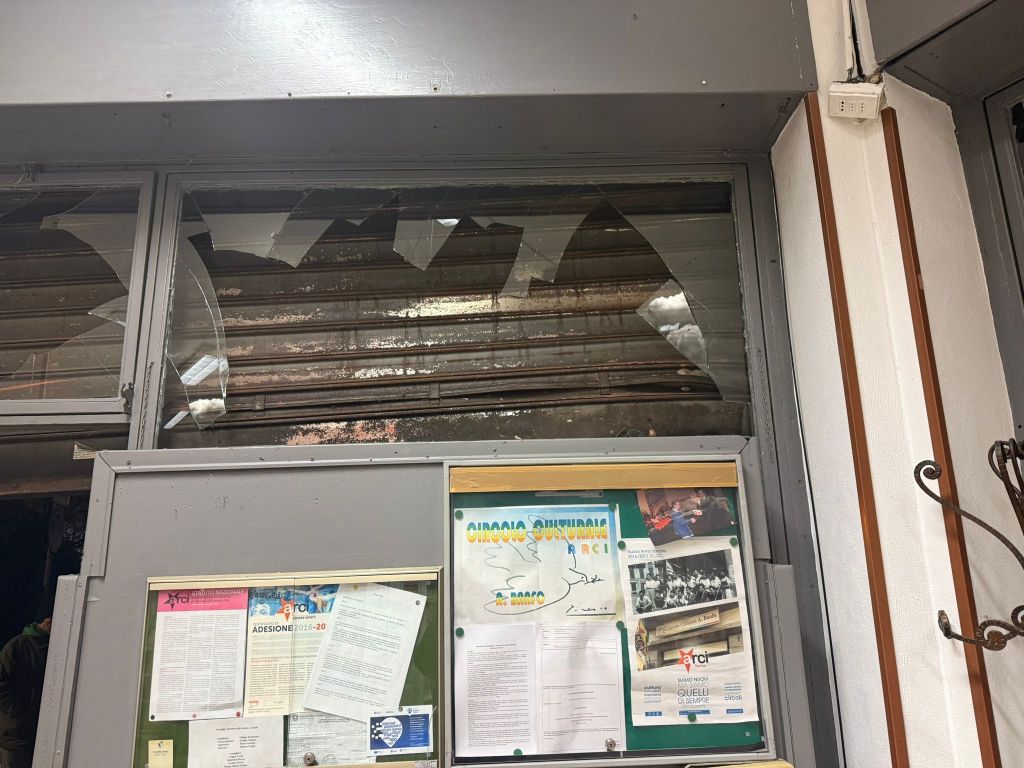 Bomba carta contro il circolo Arci di Torino Bomba carta contro il circolo Arci di Torino
