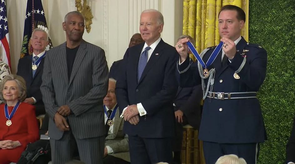 Biden consegna la medaglia della libertà. Tra i premiati Bono, Messi e Denzel Washington Biden consegna la medaglia della libertà. Tra i premiati Bono, Messi e Denzel Washington