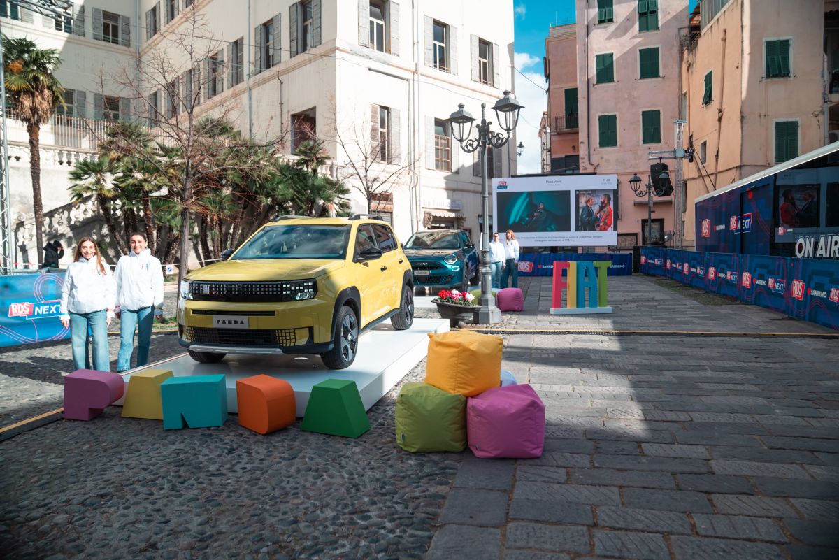 Fiat Grande Panda fa cantare “Felicità” a Sanremo Fiat Grande Panda fa cantare “Felicità” a Sanremo