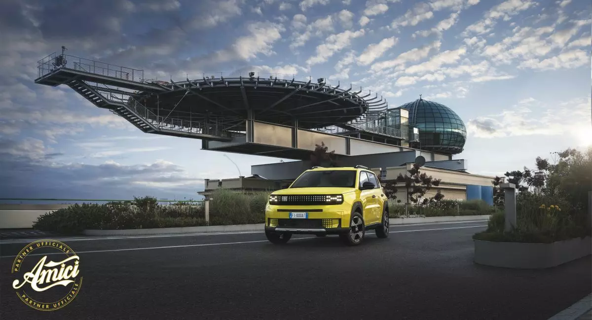 Fiat Grande Panda a fianco di “Amici” per supportare i giovani talenti Fiat Grande Panda a fianco di “Amici” per supportare i giovani talenti
