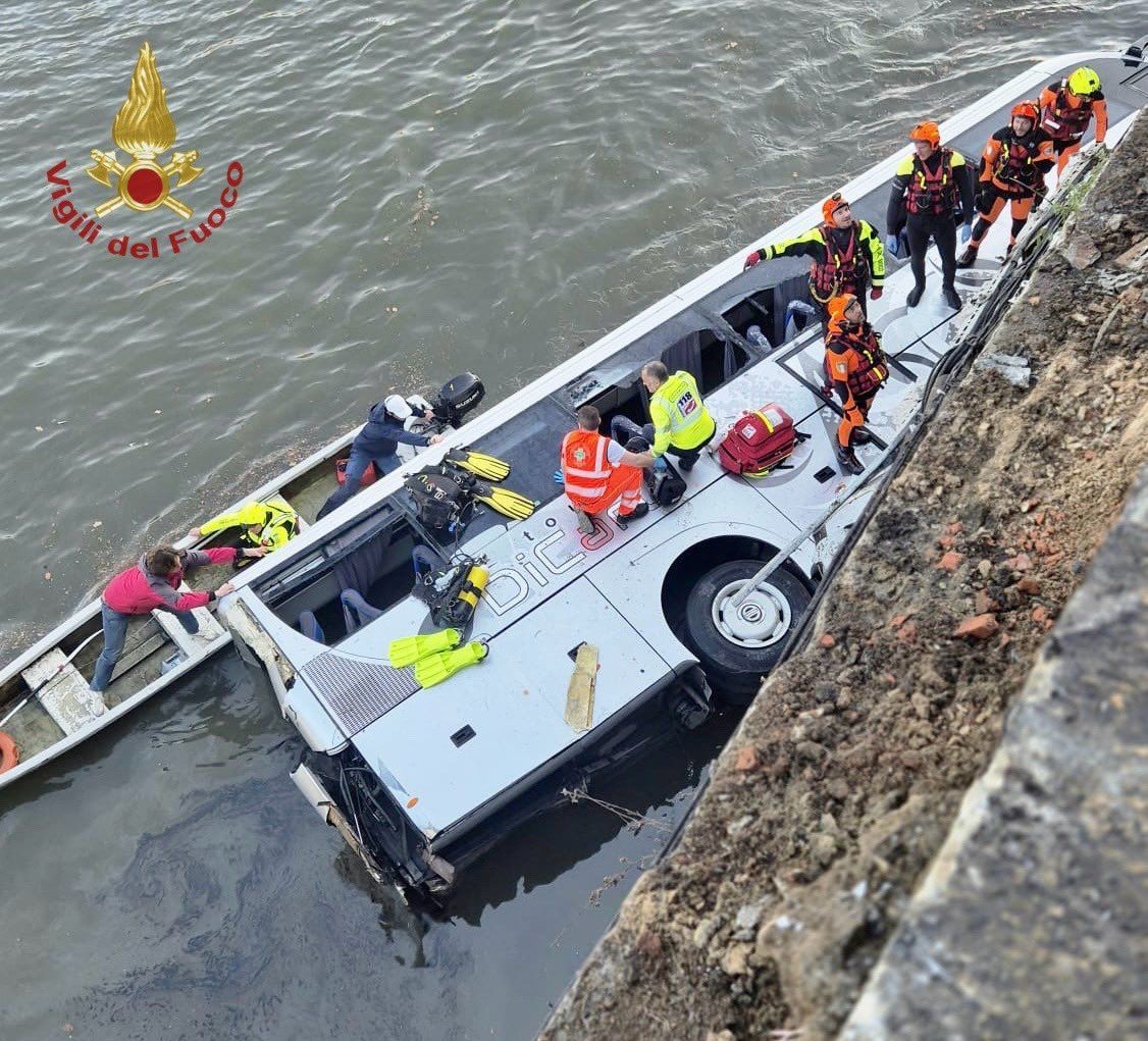 Bus turistico precipita dal ponte in centro a Torino, morto autista