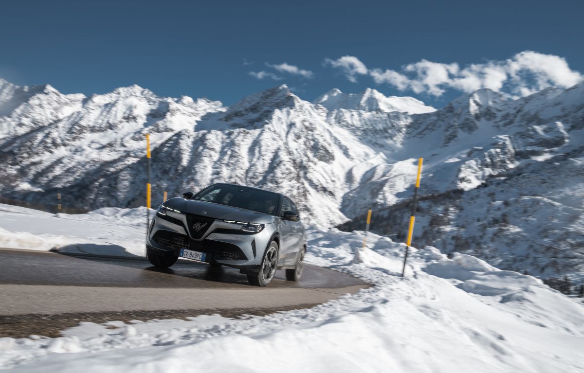 Alfa Romeo, arriva Junior Ibrida Q4. Nata per le strade difficili Alfa Romeo, arriva Junior Ibrida Q4. Nata per le strade difficili