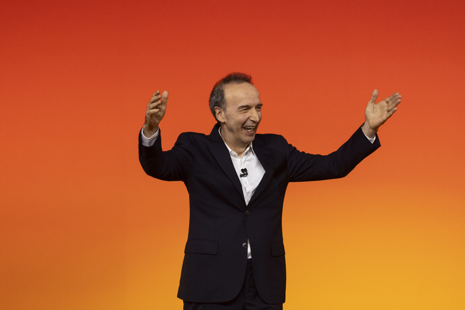 Roberto Benigni e “Il sogno”, un viaggio tra Europa, storia e libertà Roberto Benigni e “Il sogno”, un viaggio tra Europa, storia e libertà