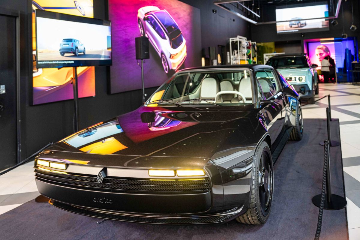 Renault presenta alla Milano Design Week la R17 Electric Restomod Renault presenta alla Milano Design Week la R17 Electric Restomod