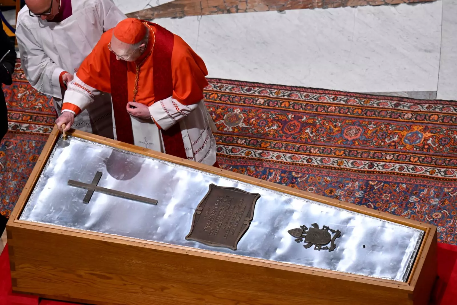 250 mila nella Basilica di San Pietro per l’ultimo omaggio a Papa Francesco. Concluso il rito di chiusura della bara 250 mila nella Basilica di San Pietro per l’ultimo omaggio a Papa Francesco. Concluso il rito di chiusura della bara