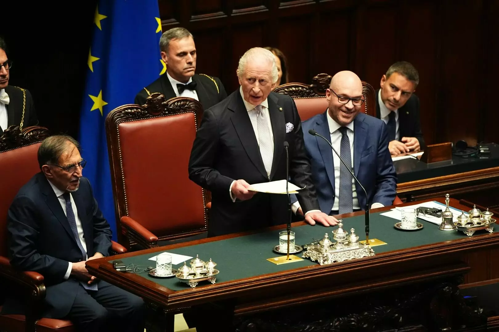 La prima volta di Re Carlo in Parlamento, cita Dante e ricorda Falcone