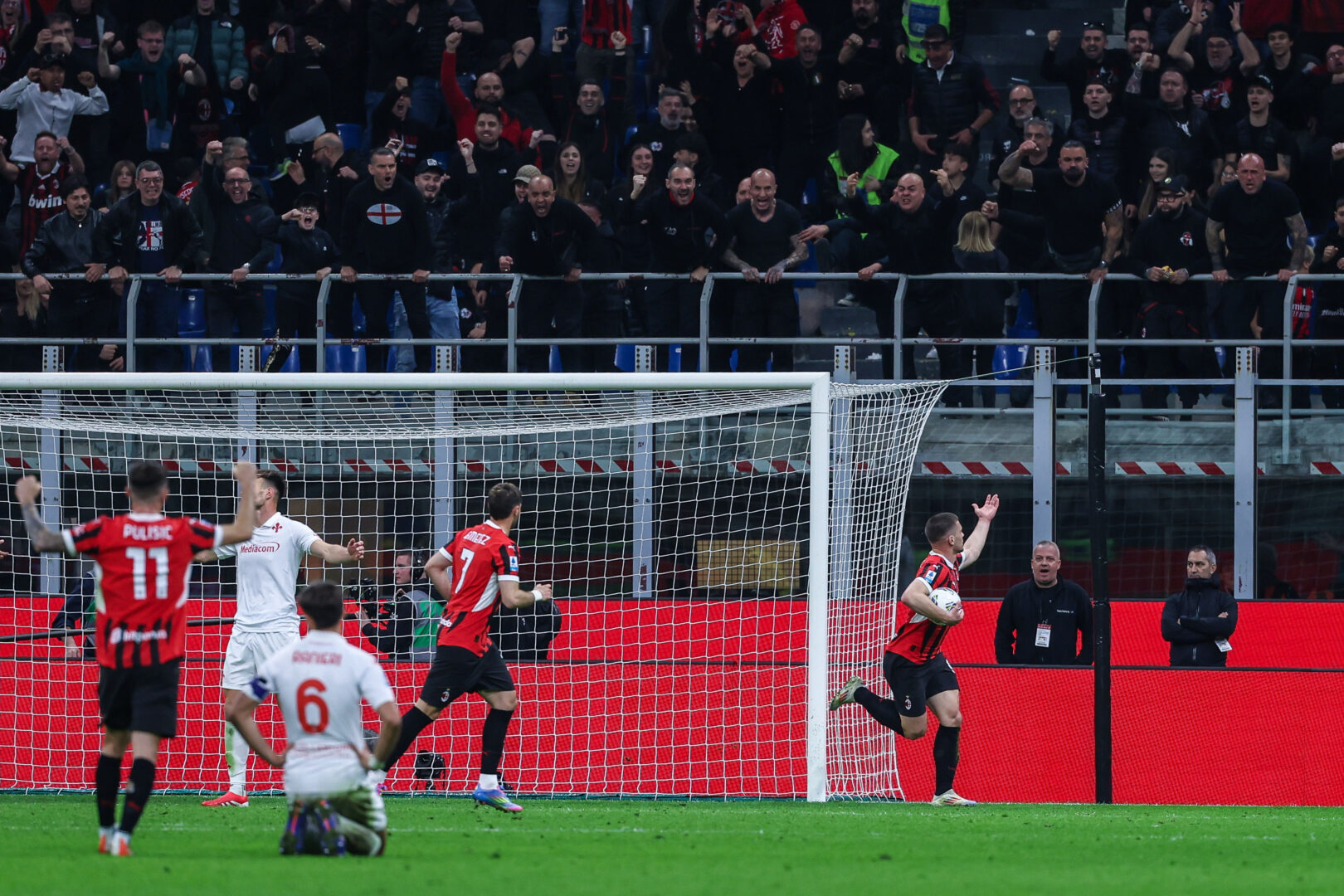 Pari e rimonta Milan, con la Fiorentina finisce 2-2 a San Siro Pari e rimonta Milan, con la Fiorentina finisce 2-2 a San Siro