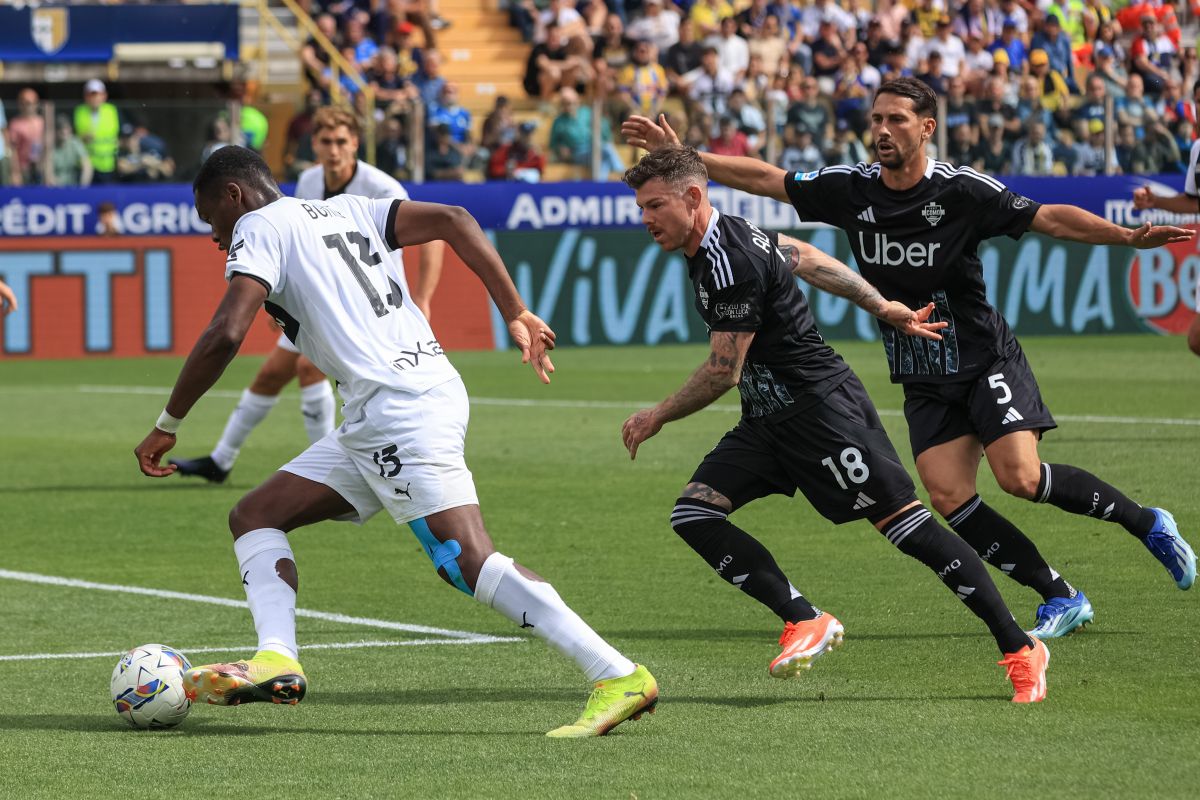 Quinta vittoria di fila per il Como, a Parma decide Strefezza