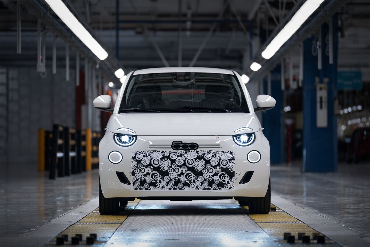 Assemblate a Mirafiori le prime unità preserie della Fiat 500 ibrida Assemblate a Mirafiori le prime unità preserie della Fiat 500 ibrida