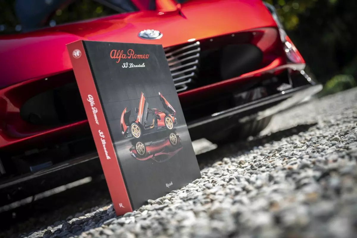 Alfa Romeo racconta la genesi della nuova 33 Stradale in un libro Alfa Romeo racconta la genesi della nuova 33 Stradale in un libro