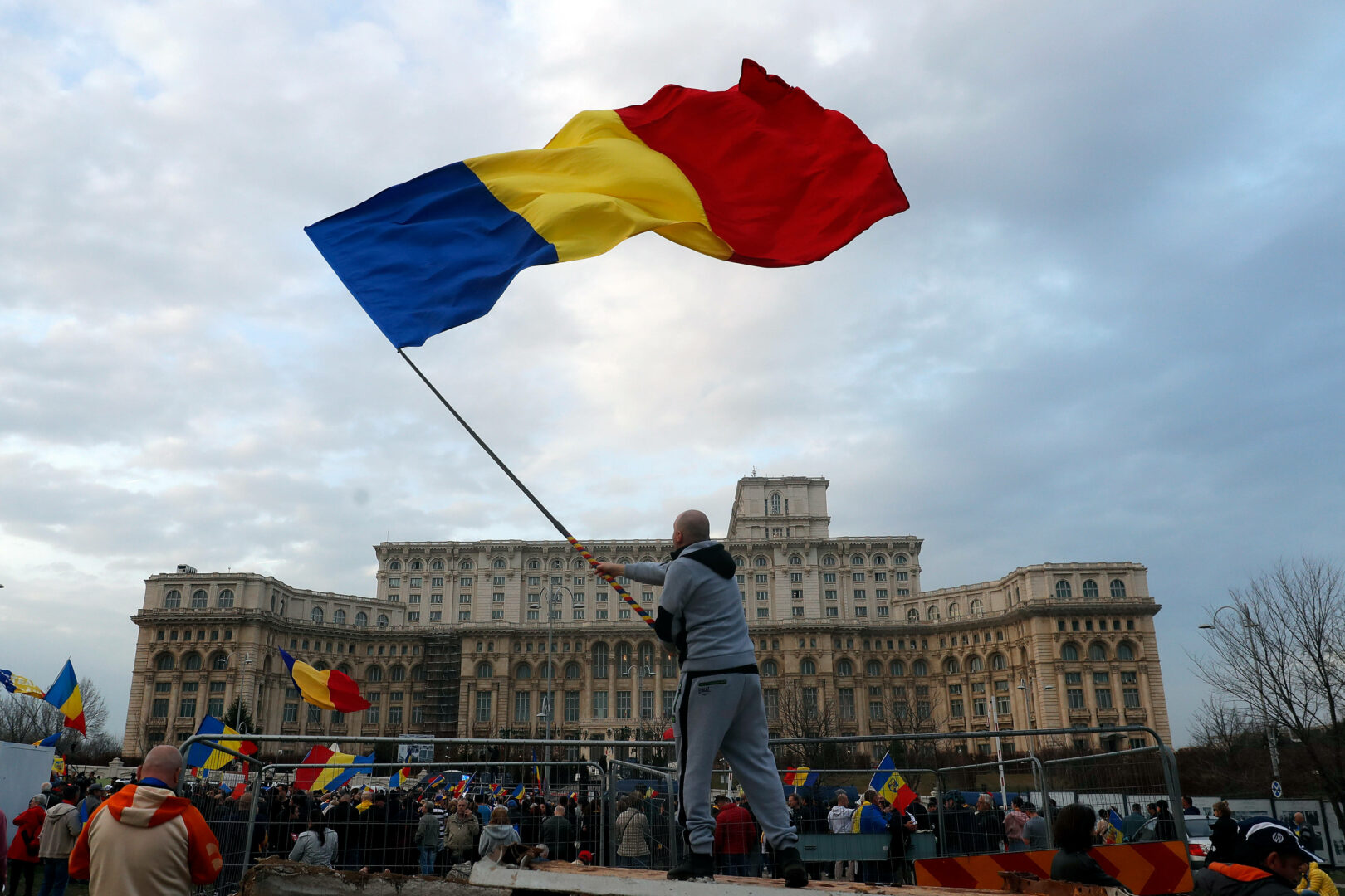 Presidenziali in Romania, il candidato di estrema destra Simion verso la vittoria Presidenziali in Romania, il candidato di estrema destra Simion verso la vittoria
