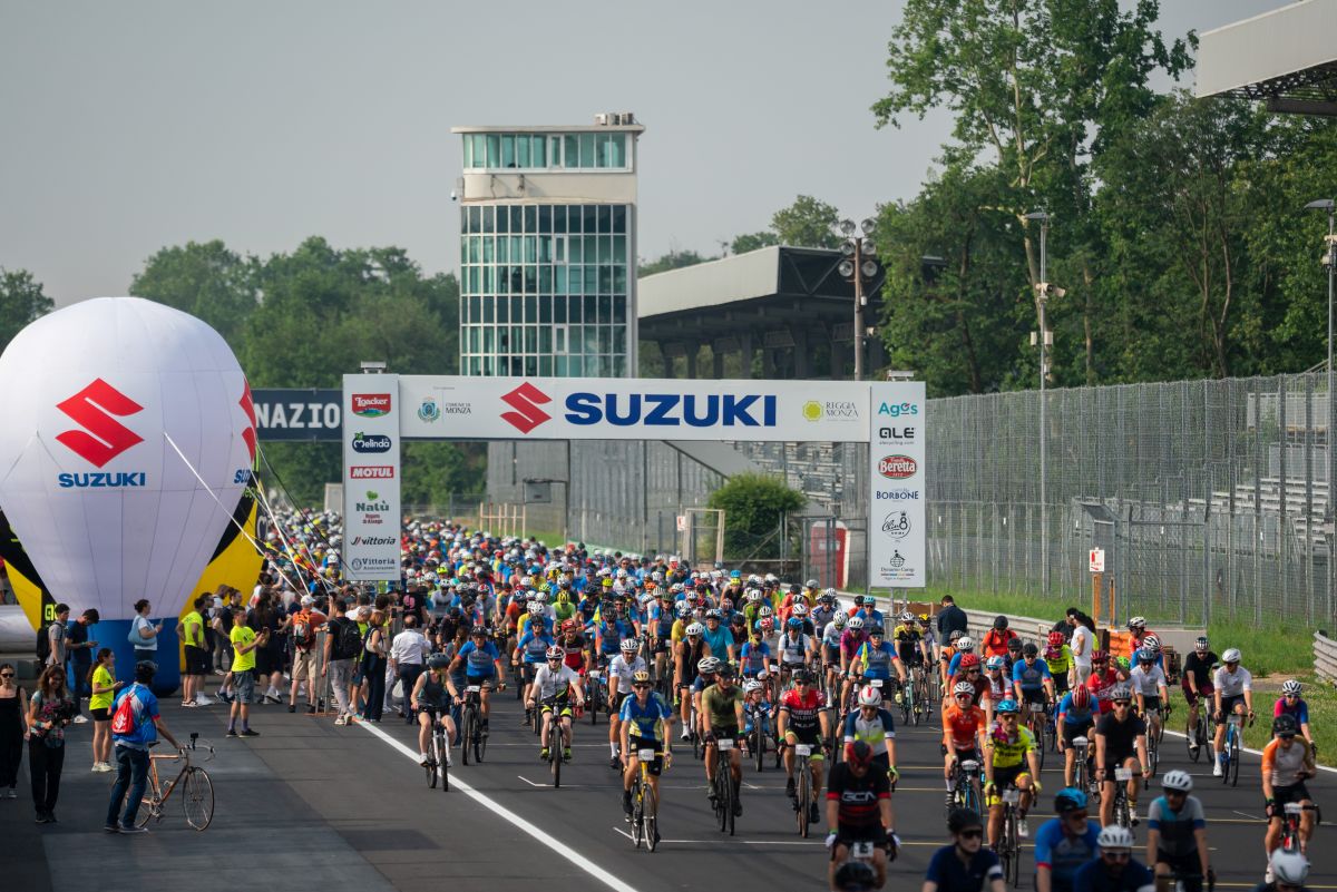 Suzuki Bike Day, un’onda blu di oltre 2500 ciclisti conquista Monza Suzuki Bike Day, un’onda blu di oltre 2500 ciclisti conquista Monza