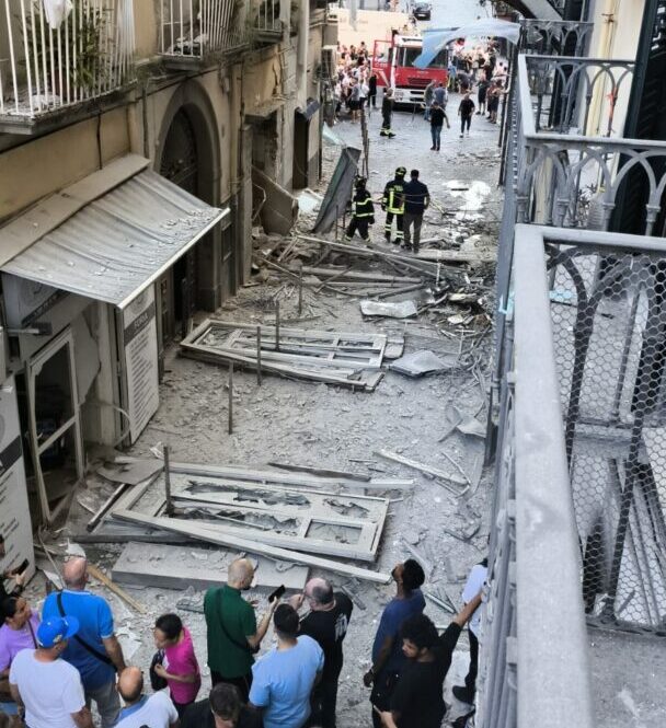 Esplode una palazzina a Napoli, muore un 55enne Esplode una palazzina a Napoli, muore un 55enne