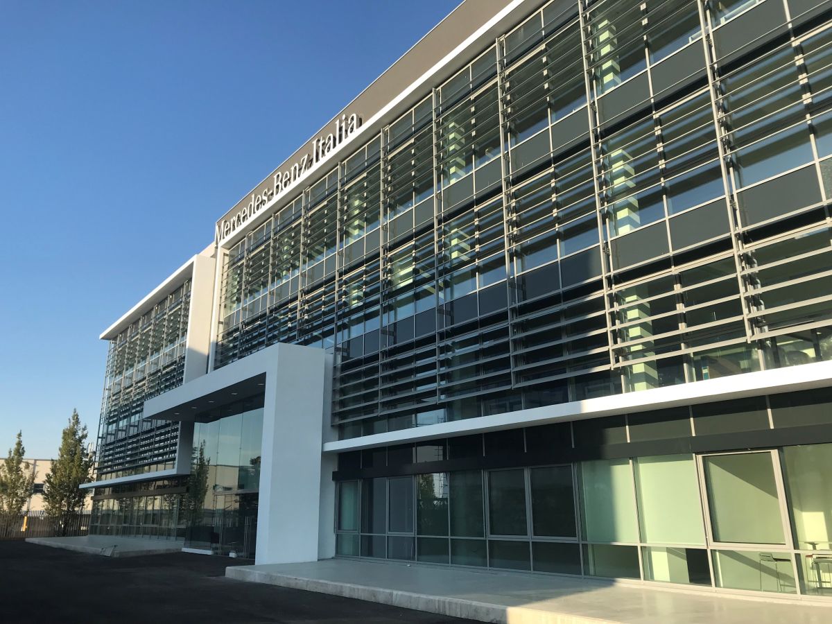Variazioni nel marketing e comunicazione Mercedes-Benz in Italia Variazioni nel marketing e comunicazione Mercedes-Benz in Italia