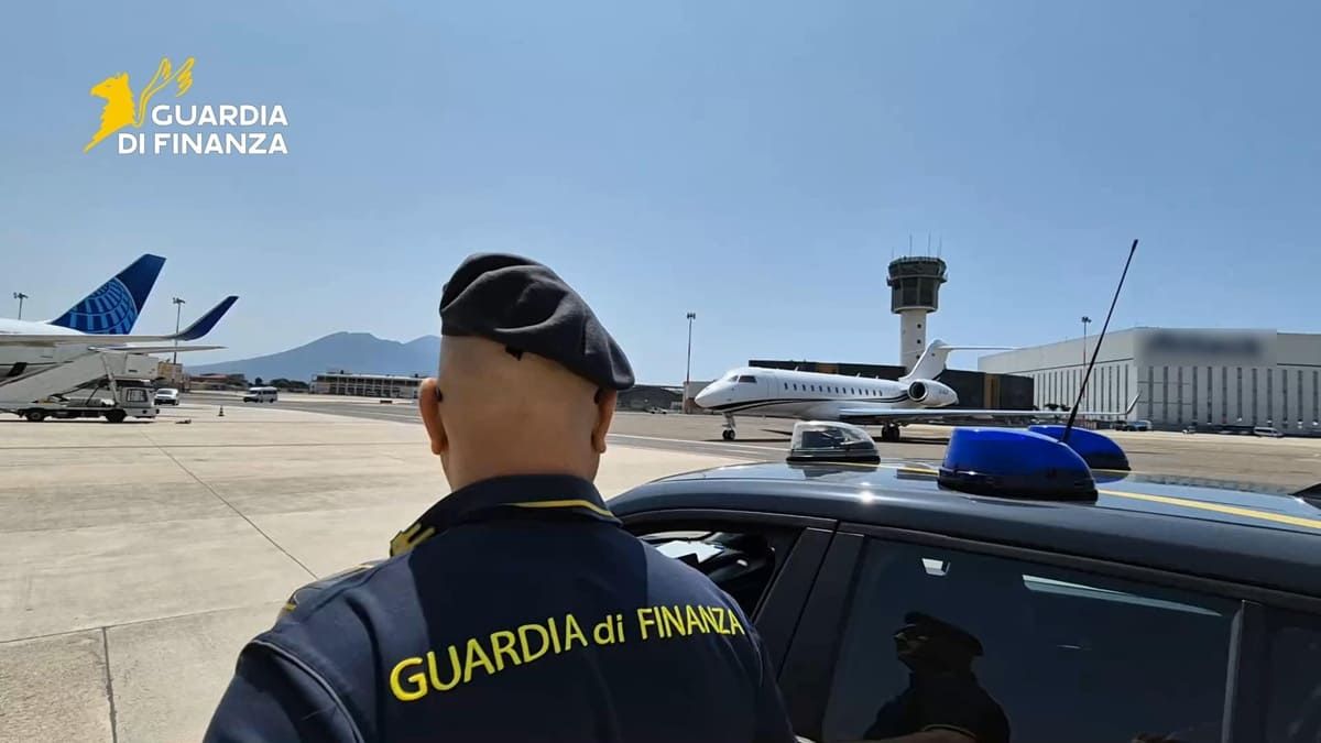 Maxi evasione su voli privati a Capodichino, coinvolte 134 società Maxi evasione su voli privati a Capodichino, coinvolte 134 società