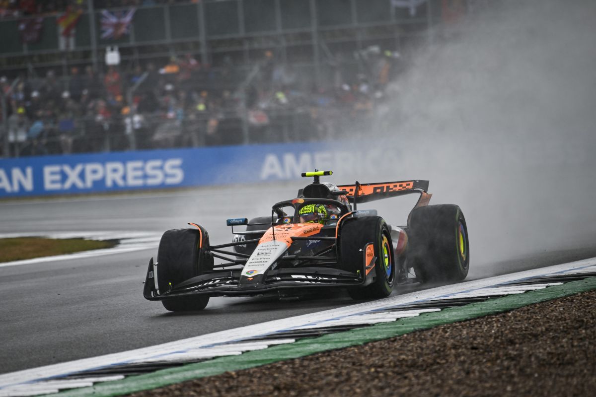 In pista a Silverstone 4 dei 5 tipi di gomme Pirelli In pista a Silverstone 4 dei 5 tipi di gomme Pirelli