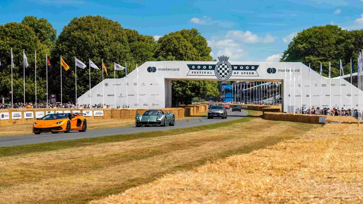 A Goodwood 10.000 cavalli per Pirelli P Zero A Goodwood 10.000 cavalli per Pirelli P Zero