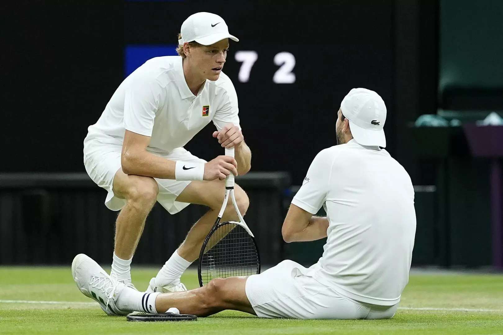 Wimbledon, Dimitrov avanti di due set si ritira in lacrime: Sinner è ai quarti. Avanti anche Cobolli