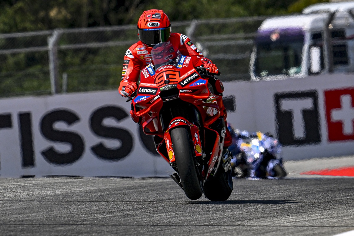 Marc Marquez vince la Sprint in Austria, ritiro per Bagnaia Marc Marquez vince la Sprint in Austria, ritiro per Bagnaia