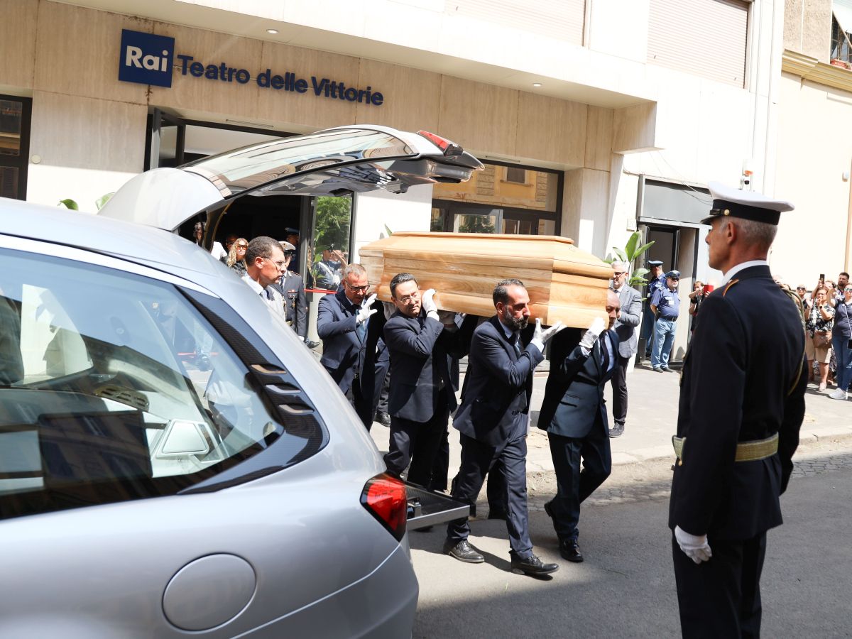 Baudo, chiusa la camera ardente al Teatro delle Vittorie