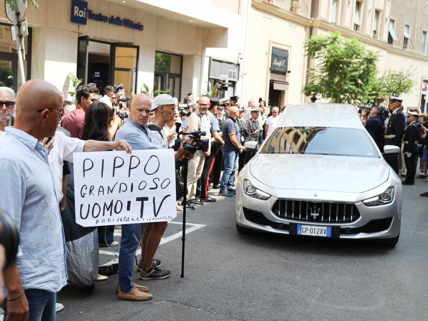 A Militello l’ultimo saluto a Pippo Baudo, alle 9 apre camera ardente