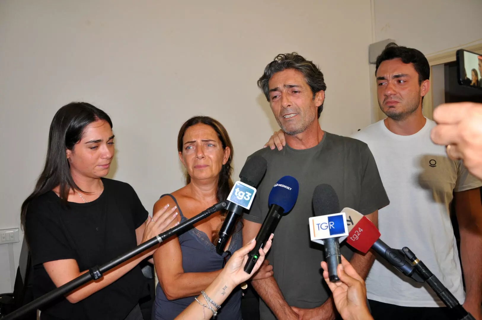 Il dolore dei genitori della ragazza morta in piscina: “Ci dicano cosa è successo, lo esigiamo” Il dolore dei genitori della ragazza morta in piscina: “Ci dicano cosa è successo, lo esigiamo”