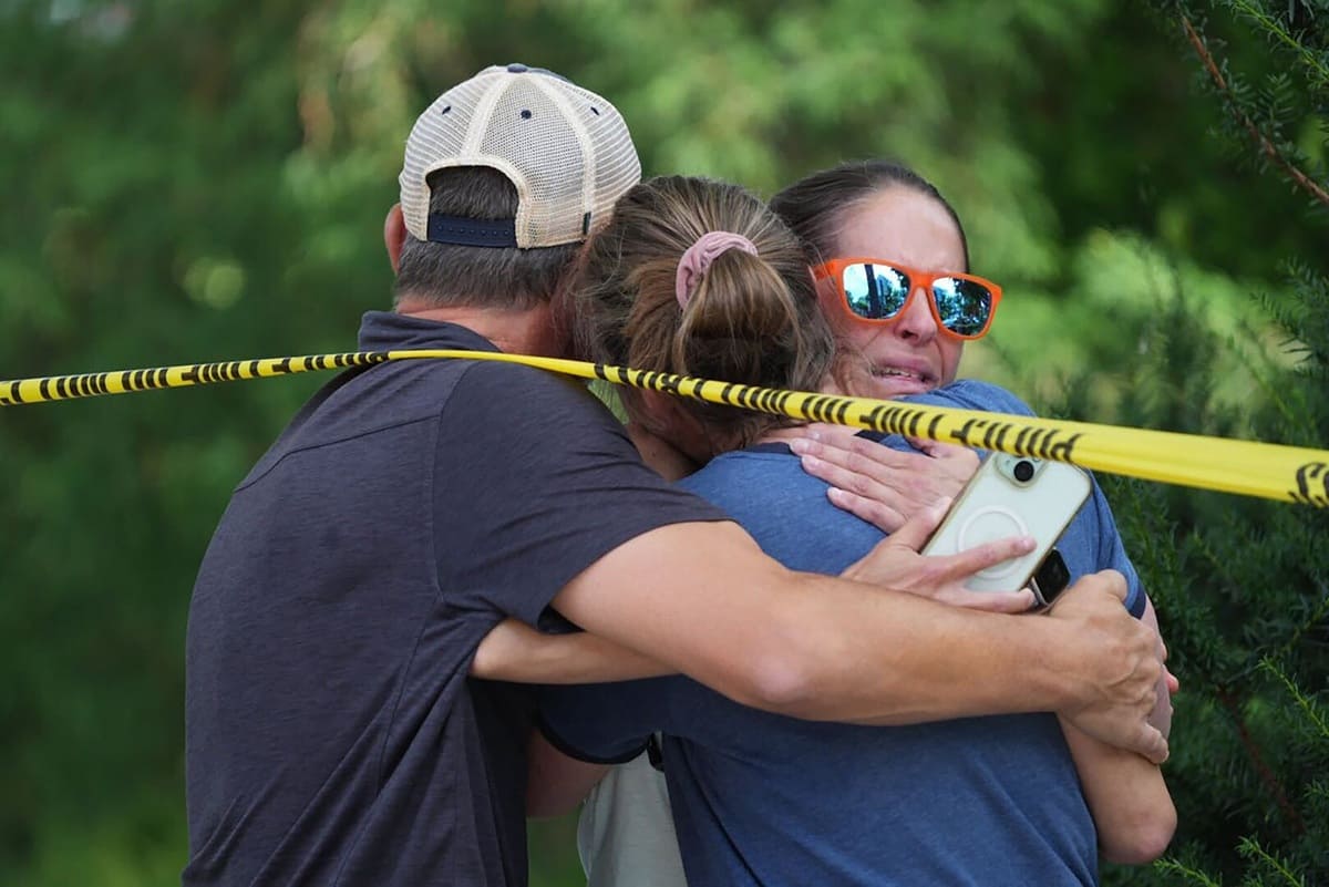 Sparatoria in una scuola cattolica di Minneapolis: morti due bambini di 8 e 10 anni, 17 i feriti. Il killer si è suicidato Sparatoria in una scuola cattolica di Minneapolis: morti due bambini di 8 e 10 anni, 17 i feriti. Il killer si è suicidato