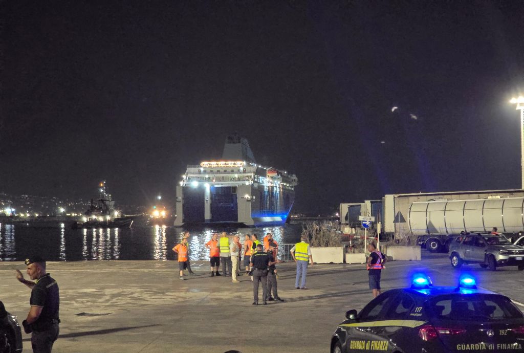 Incendio sul traghetto per Napoli, paura ma nessun ferito. La nave è arrivata al porto Incendio sul traghetto per Napoli, paura ma nessun ferito. La nave è arrivata al porto