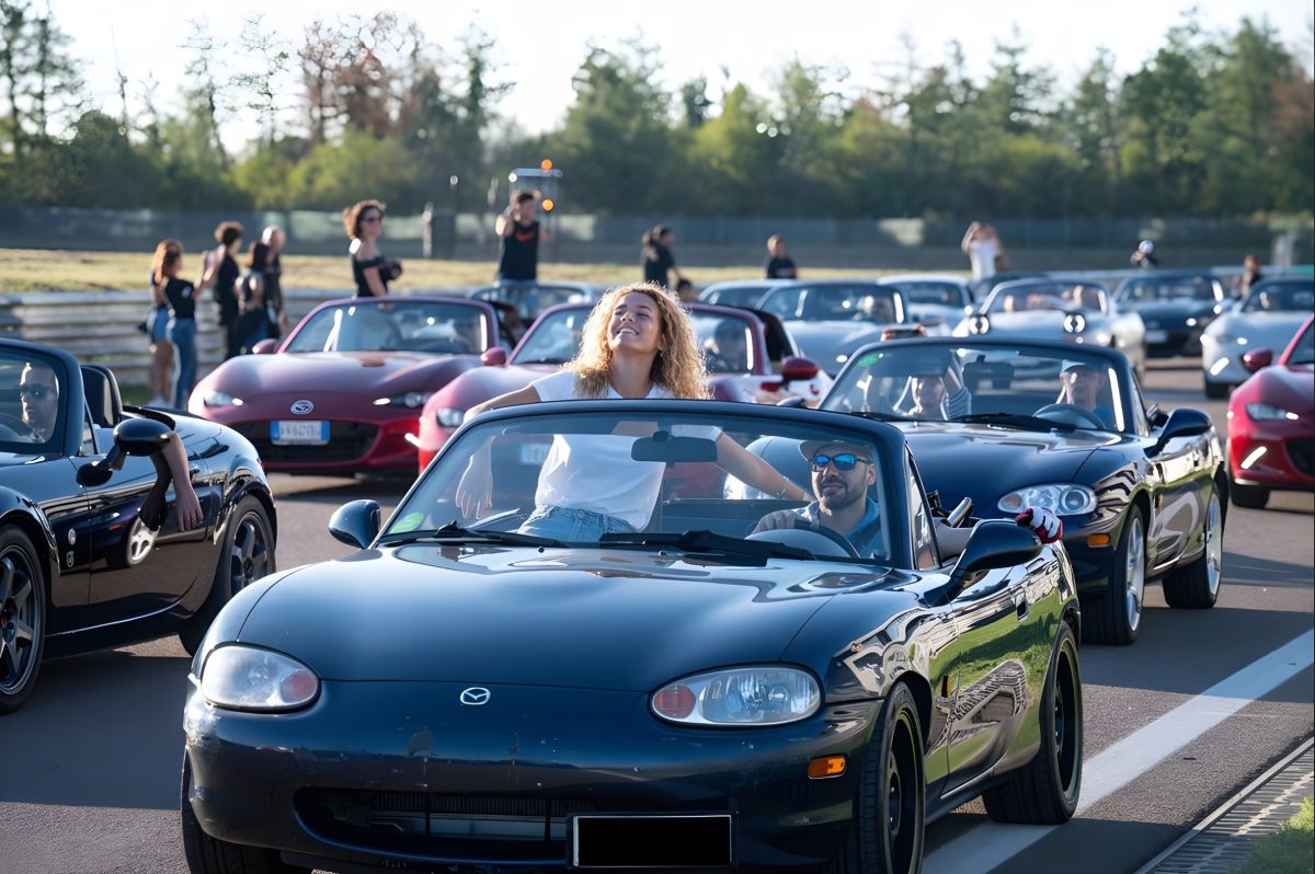 Mazda porta al Minardi Day le versioni speciali MX-5 2025 Mazda porta al Minardi Day le versioni speciali MX-5 2025