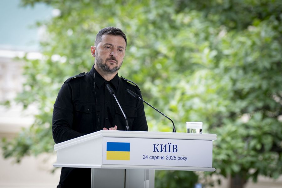 Zelensky “Putin trasforma diplomazia in farsa, sanzioni subito”