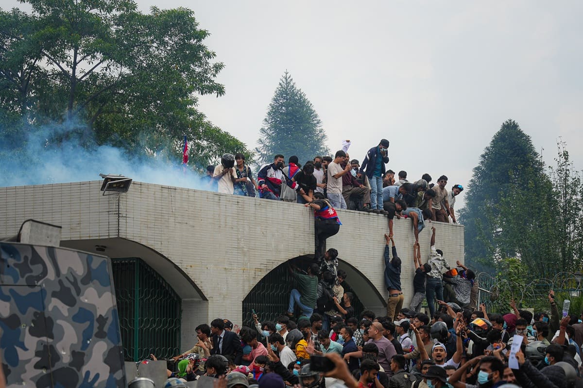Proteste in Nepal, premier si dimette mentre si aggrava il bilancio