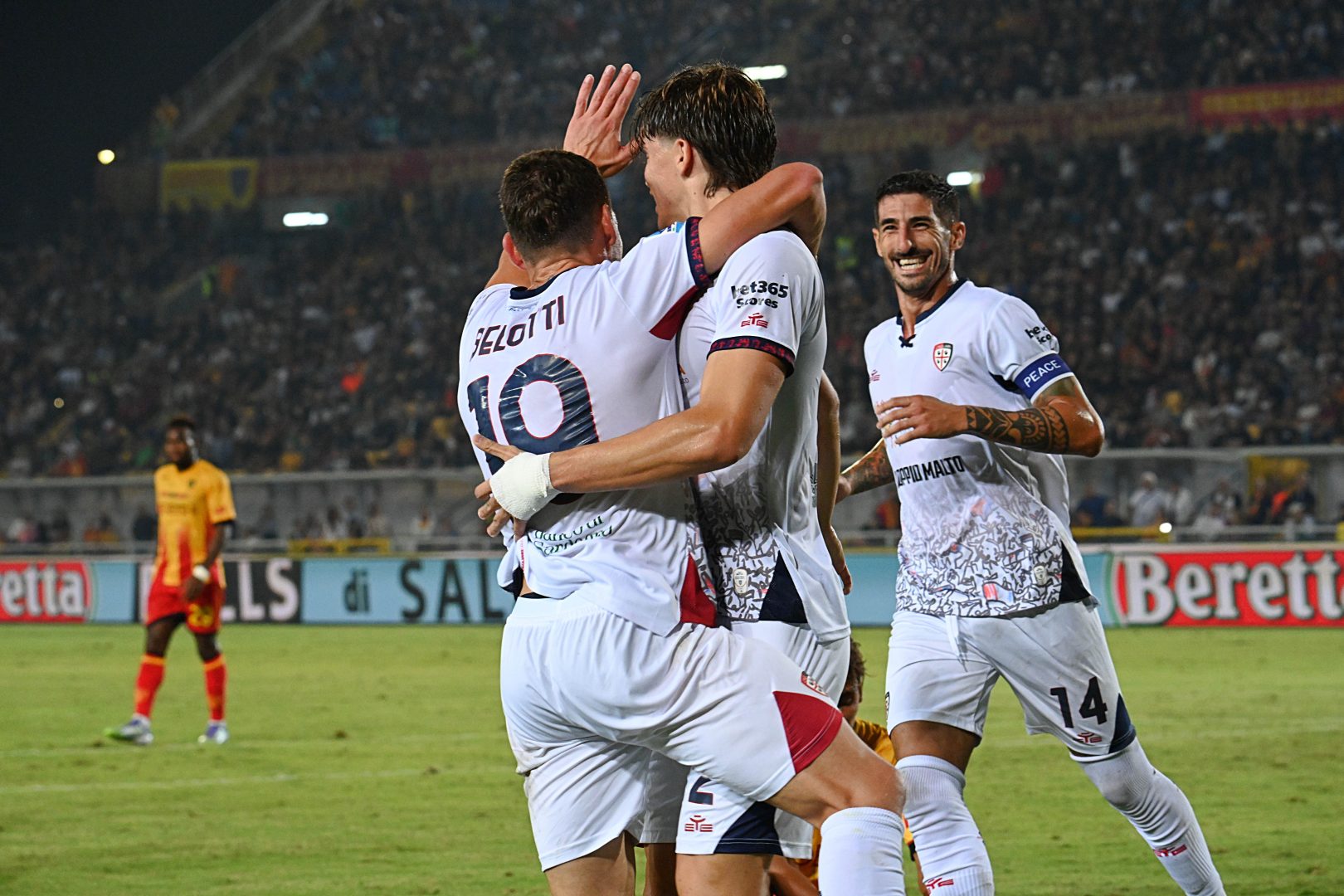 Una doppietta di Belotti fa volare il Cagliari, Lecce sconfitto 2-1 Una doppietta di Belotti fa volare il Cagliari, Lecce sconfitto 2-1