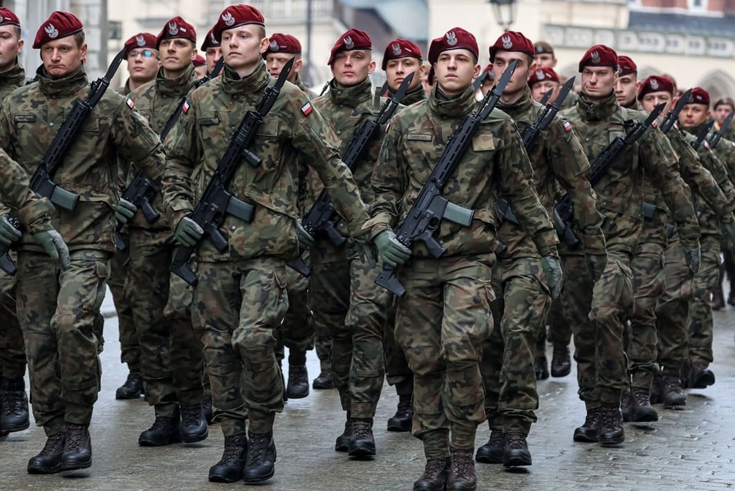 La Polonia schiera 40 mila soldati al confine con Russia e Bielorussia. Macron invia tre caccia francesi La Polonia schiera 40 mila soldati al confine con Russia e Bielorussia. Macron invia tre caccia francesi