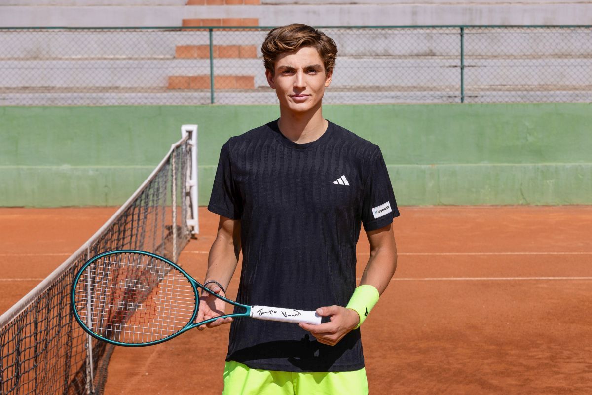 Giovane tennista Vasamì testimonial Intesa Sanpaolo con Sinner e Paolini
