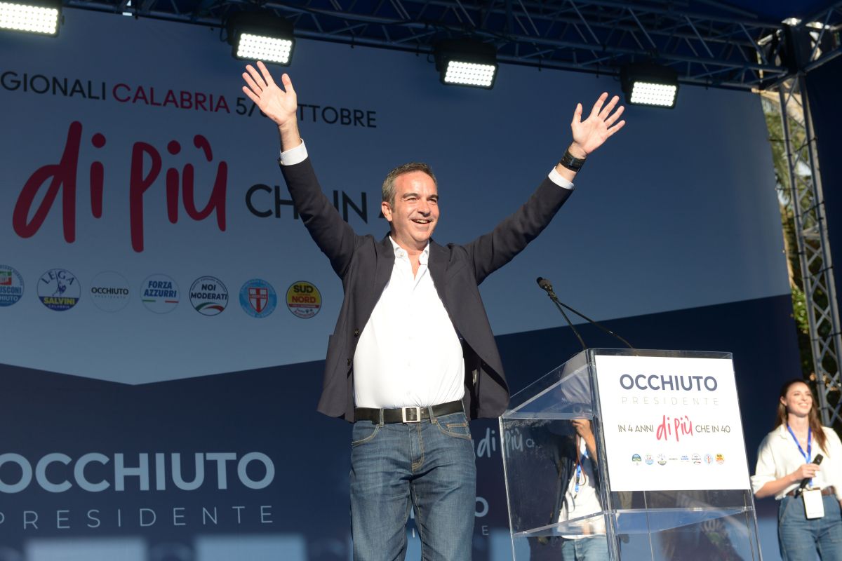 La Calabria resta al centrodestra, bis di Occhiuto “Orgoglioso” / Video. Tridico staccato di 16 punti La Calabria resta al centrodestra, bis di Occhiuto “Orgoglioso” / Video. Tridico staccato di 16 punti